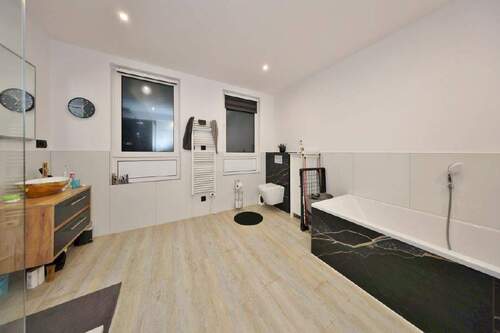 ...Dusche und Badewanne - 