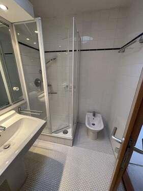 Bad mit Dusche - 