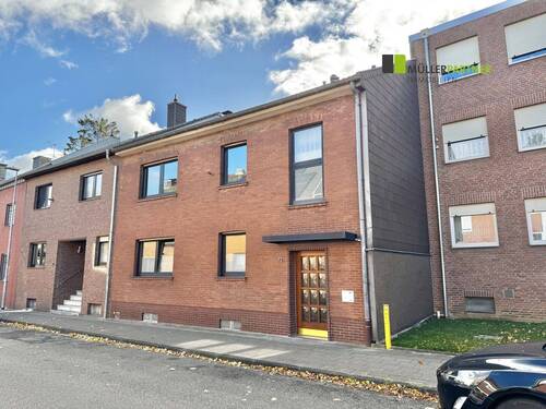 Frontansicht - Großzügiges Ein-Zweifamilienhaus mit Garten, 2 Garagen und vielseitigem Raumkonzept in Dürwiß