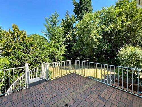 Terrasse mit Gartentreppe - 