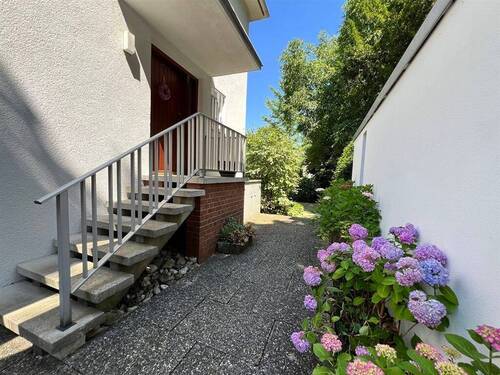 Eingang - 6 Zimmer Doppelhaushälfte in Nürnberg