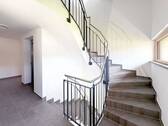 Treppenhaus mit Aufzug - 