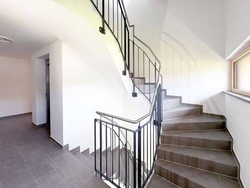 Treppenhaus mit Aufzug - 