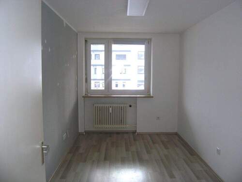 Kinder- bzw. Arbeitszimmer - 