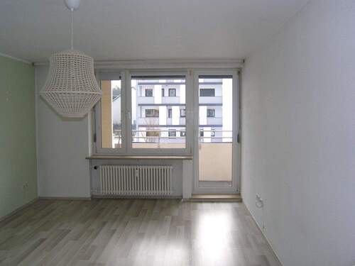 Wohnzimmer mit Süd-West-Balkon - 