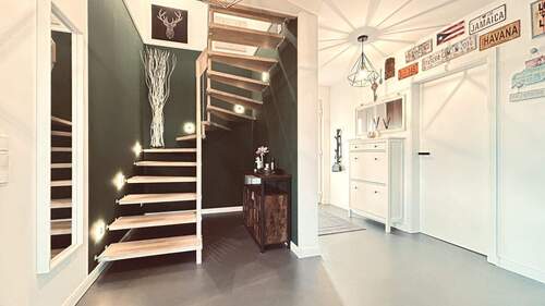 Diele und Innentreppe - 