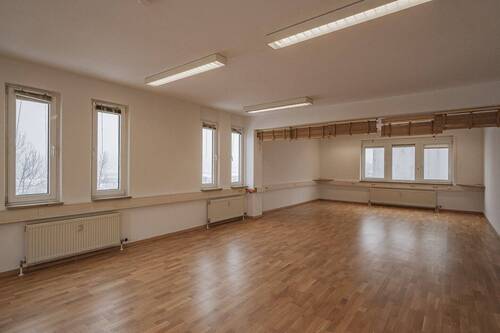Büro Stirnseite Ansicht 2 - Interessantes Investment in Elstal.