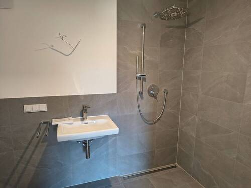 Badezimmer mit Dusche - 