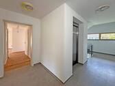 Treppenhaus mit Aufzug - 