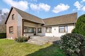 Hausansicht - Großes Grundstück, große Möglichkeiten - Einfamilienhaus im Bungalowstil mit Ausbaureserve