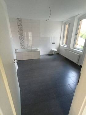 Blick Badezimmer - 4 Zimmer Etagenwohnung zur Miete in Hohenstein-Ernstthal