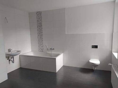 Bad - 4 Zimmer Etagenwohnung in Hohenstein-Ernstthal