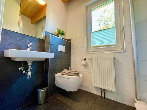 1. Bad mit Dusche, Fesnter.jpeg - 