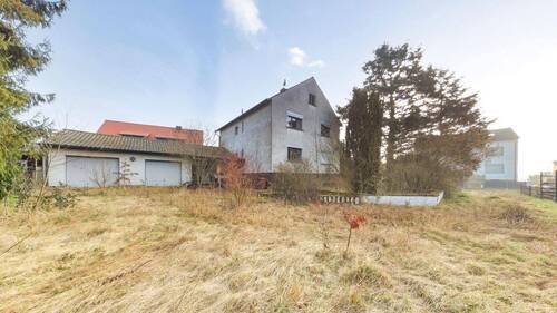 Ansicht Rückseite Doppelgarage - Renovierungsbedürftiges Haus mit Potenzial - eine Chance für Macher und kreative Köpfe.