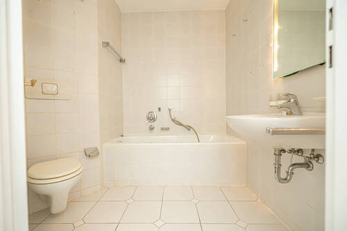 Badezimmer mit Badewanne - 