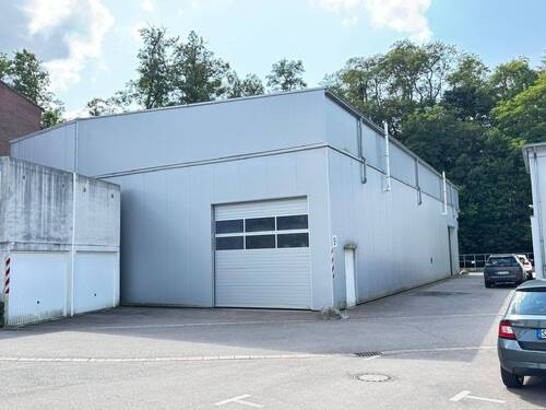 Ansicht Nordseite - Lagerhalle mit 2 Sektionaltoren ca. 455 m², LkW - befahrbar