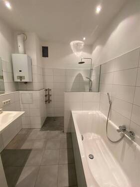 mit Badewanne und Dusche - 