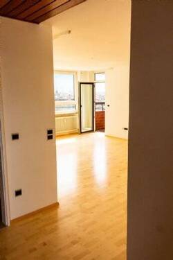 Blick vom Essbereich in das Wohnzimmer - Etagenwohnung mit 97,00 m&sup2; in Nürnberg zum Kaufen