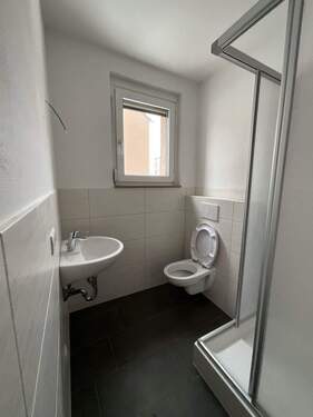 Bad mit Dusche 1.jfif - Etagenwohnung mit 49,30 m&sup2; in Bitterfeld-Wolfen zur Miete