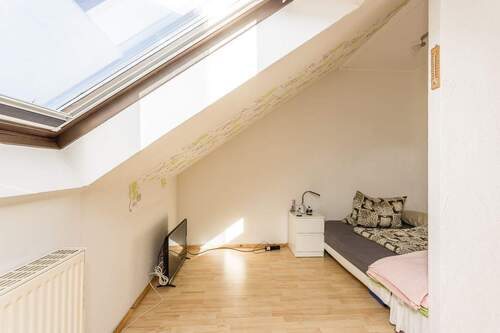 Zimmer im Dachgeschoss - 