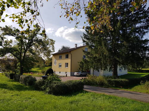 20231004_150626.jpg - Zweifamilienhaus in Alleinlage mit 2 Garagen + KFZ Stellplätzen und Ausbaupotenzial