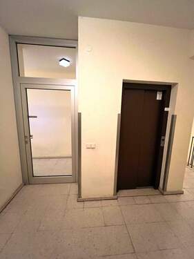 Eingangstür EG und Aufzug - 