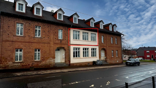 Hausansicht - Lichtdurchflutete kernsanierte ETW in historischem, denkmalgeschützten Schulgebäude in Bliesen