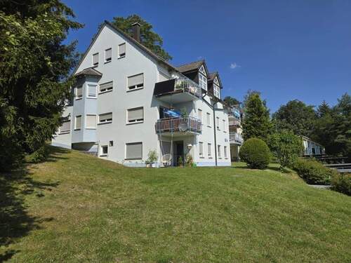 Außenansicht Mehrfamilienhaus - 1 Zimmer Etagenwohnung zur Miete in Bad Lobenstein