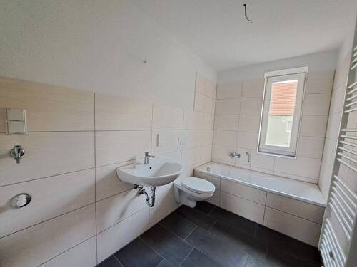 Bad (OG) - 3 Zimmer Etagenwohnung zur Miete in Magdeburg