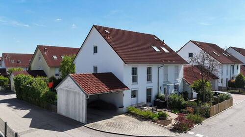 Hausansicht - 5 Zimmer Doppelhaushälfte zum Kaufen in Essenbach