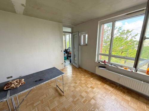 Wohnzimmer mit Zugang zum Wintergarten - 3 Zimmer Etagenwohnung zur Miete in Hannover