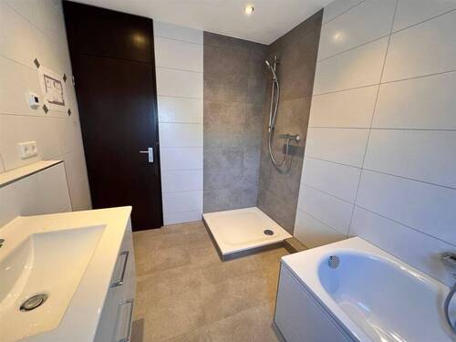 mit Dusche und Badewanne - 