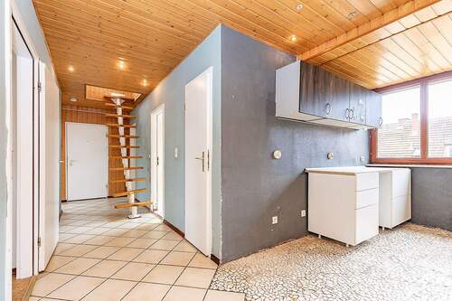 Flur mit offenem Küchenbereich u. Treppe ins Spitzdach - 