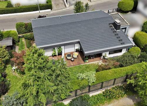 Haus- und Grundstücksansicht von oben - 