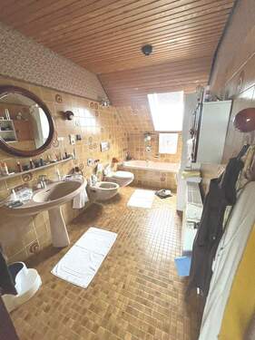 Bad OG mit Badewanne - 