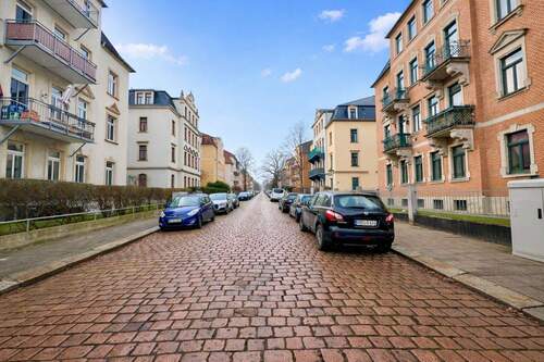 Blick in die Straße - Etagenwohnung mit 68,00 m&sup2; in Dresden zum Kaufen