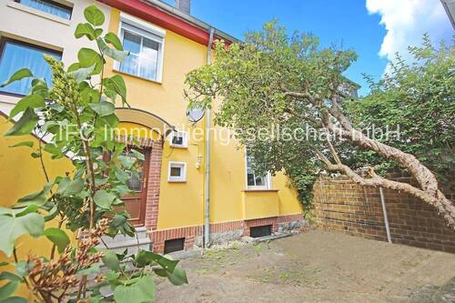 Hausansicht / Hofbereich - 