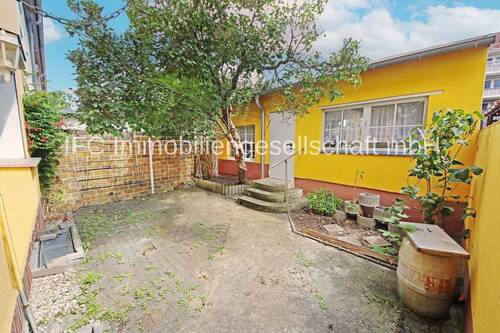 Hofbereich mit Nebengebäude - 