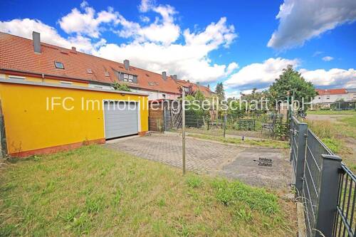 Grundstück (hintere Zufahrt) - 