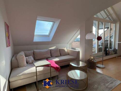 Wohnzimmer - Einzigartige helle 3-Zimmerwohnung mit Dachterrasse im Zentrum von Germering