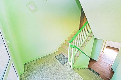 Hausflur / Treppe in den Keller - 