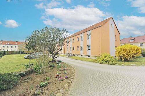 Hausansicht / Grundstücksseite - hochwertig ausgestattete 3-Zimmer Eigentumswohnung inkl. Einbauküche und Stellplatz in Roßlau