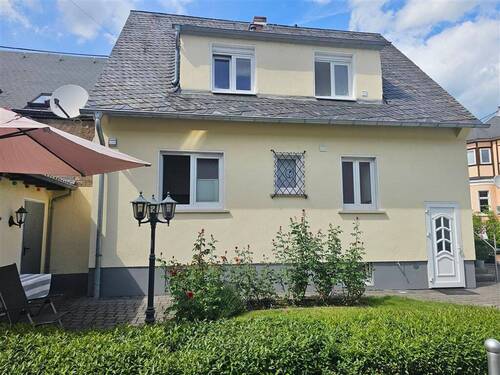 Frontansicht - Stilvolles Rheininselhaus mit Garten, Garage & Rheinblick - kernsaniertes Zuhause auf Niederwerth