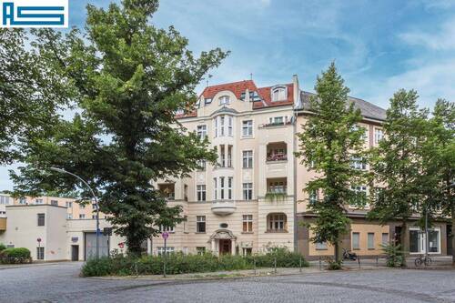 Blick auf´s Objekt mit schöner Stuckfassade - Vermietete Dreizimmerwohnung am Kolberger Platz