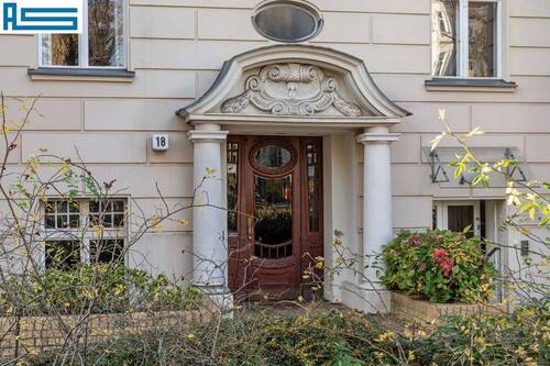 Repräsentative Hauseingangstür - 3 Zimmer Etagenwohnung zum Kaufen in Berlin