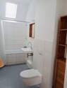 Badezimmer mit Fenster und Wanne - 