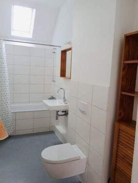 Badezimmer mit Fenster und Wanne - 