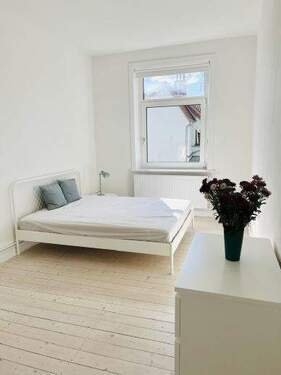 Schlafzimmer Bett Kommode - 3 Zimmer Etagenwohnung in Hannover