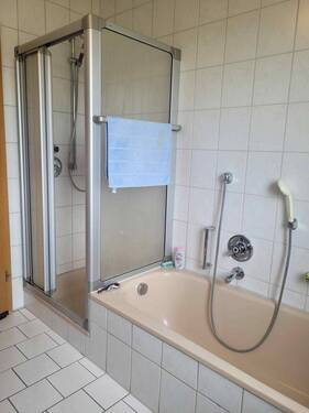Dusche und Badewanne - 