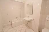 Badezimmer mit Wanne - 